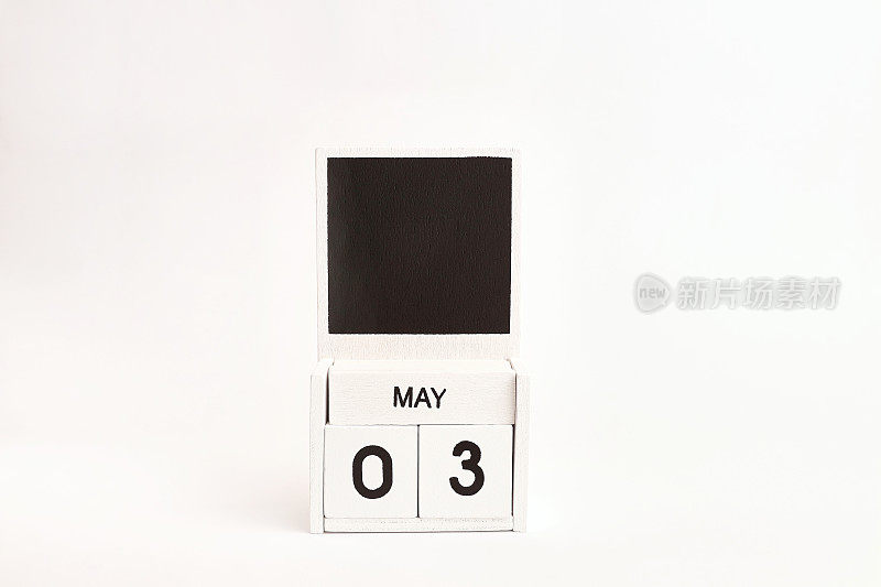 日期为5月3日的日历和设计师的位置。说明某一特定日期的事件。