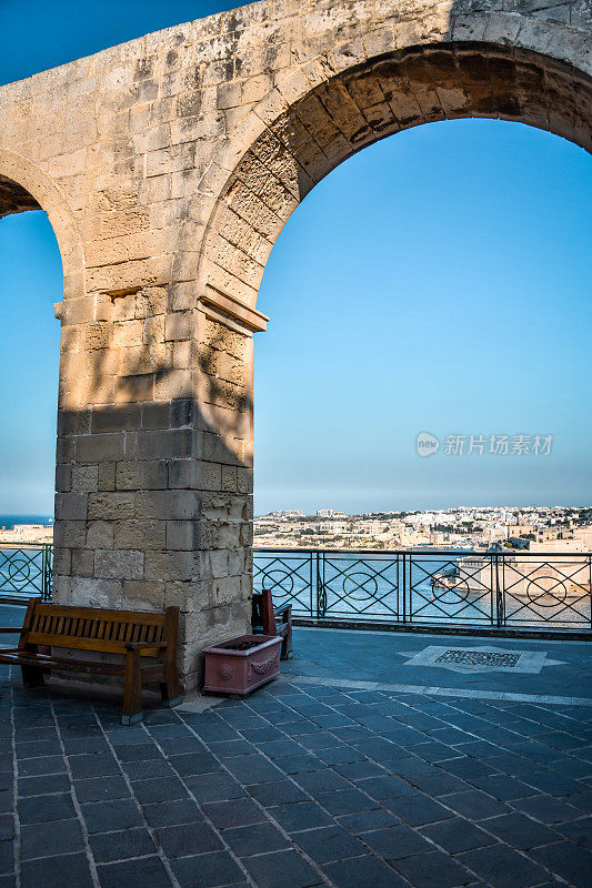 马耳他瓦莱塔上Barrakka花园的拱门和长椅