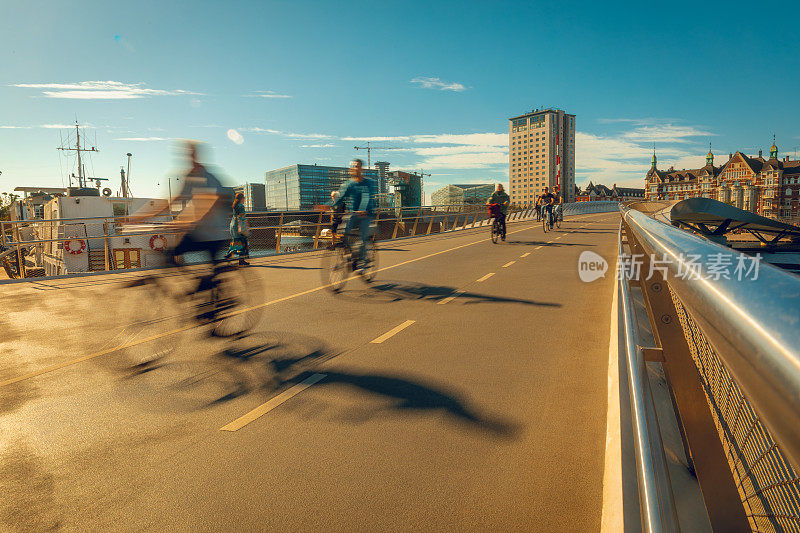 哥本哈根骑自行车的人的模糊动作