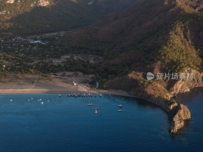 在海滩上等候的游艇