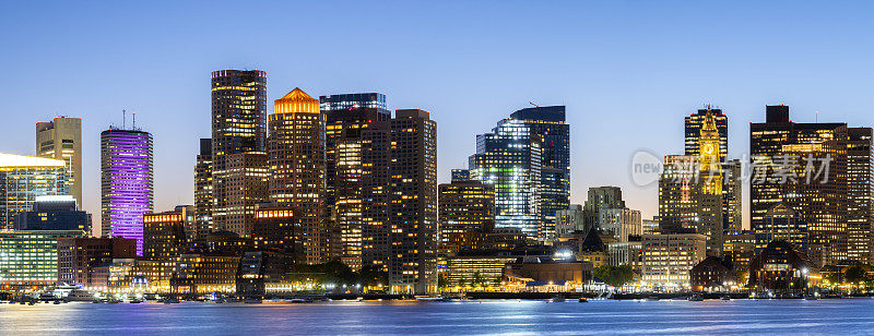 波士顿市中心天际线的全景，从东方看，日落，马萨诸塞州，美国