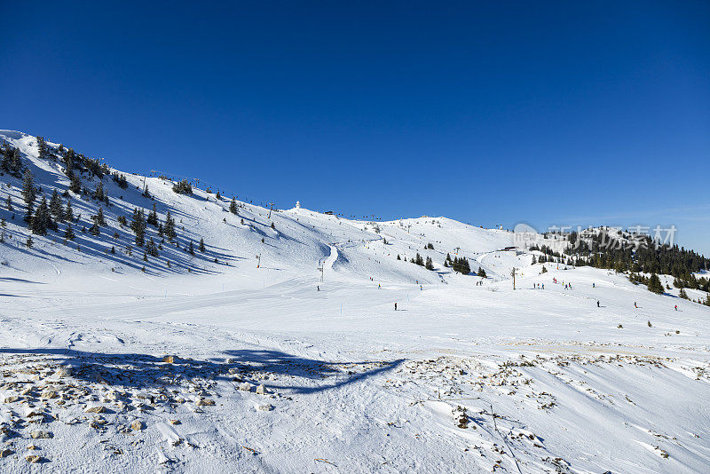 波斯尼亚和黑塞哥维那Jahorina滑雪场的滑雪者