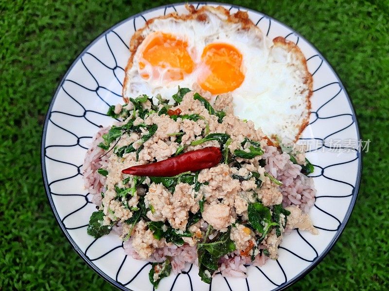 罗勒碎猪肉炒蛋饭-曼谷街头小吃。