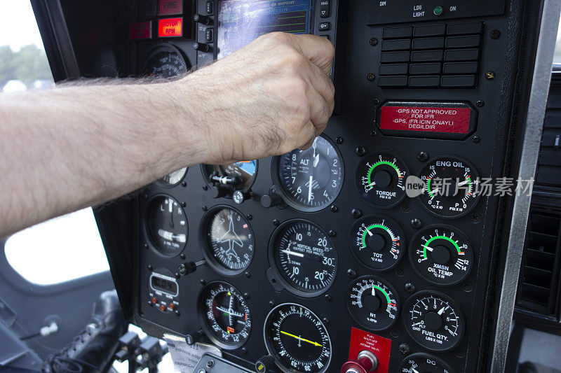 直升机驾驶舱。现代直升机的控制面板。飞行员正在为起飞做最后的调整。