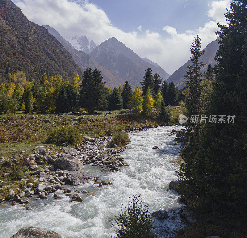 吉尔吉斯斯坦的山景秋色，溪流和森林