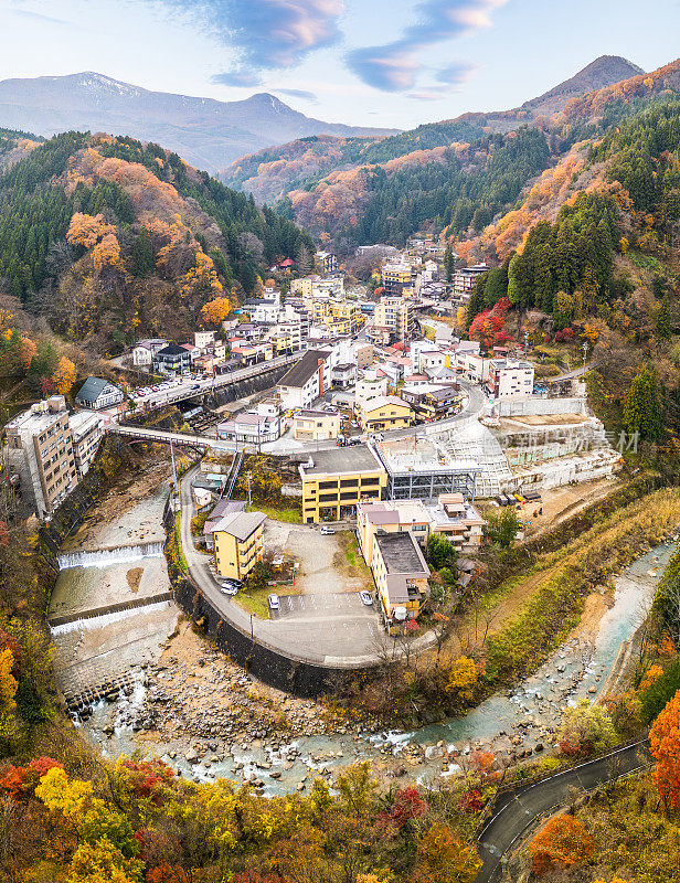 鸟瞰福岛山区的土屋温泉镇