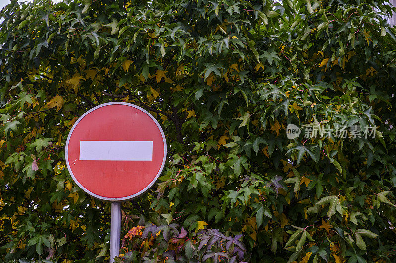 禁止方向交通标志。