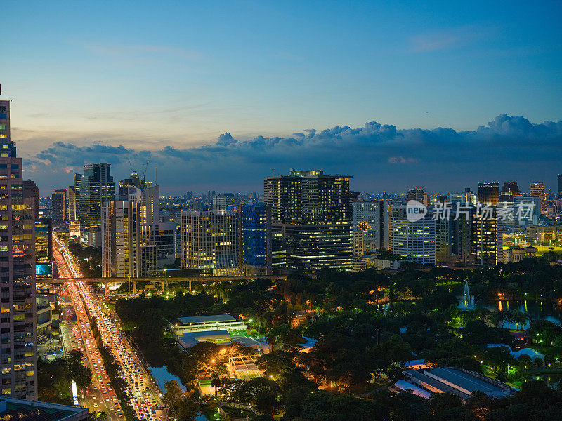黄昏时分的曼谷市景和隆菲尼公园