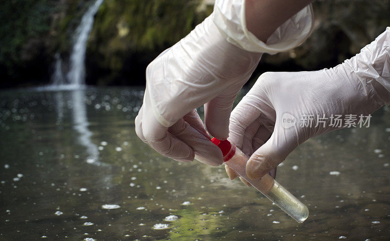 科学家正在检查有毒的水