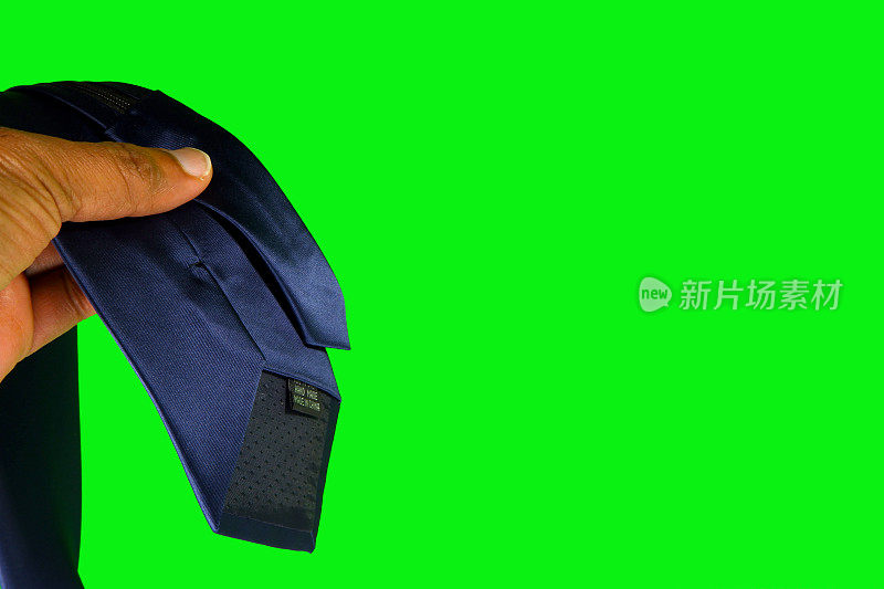 绿色背景下牵手的领带特写，绿色屏幕下牵手的领带