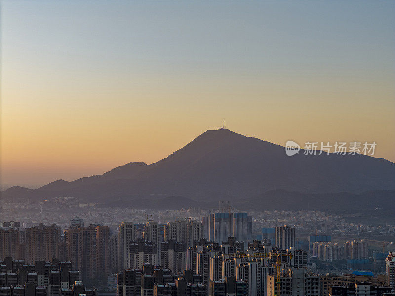 阳光照在城市的高层建筑上