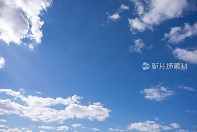 湛蓝的天空点缀着一点小小的白云