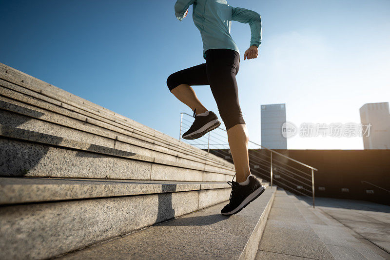健身运动女子在城市里跑上楼梯