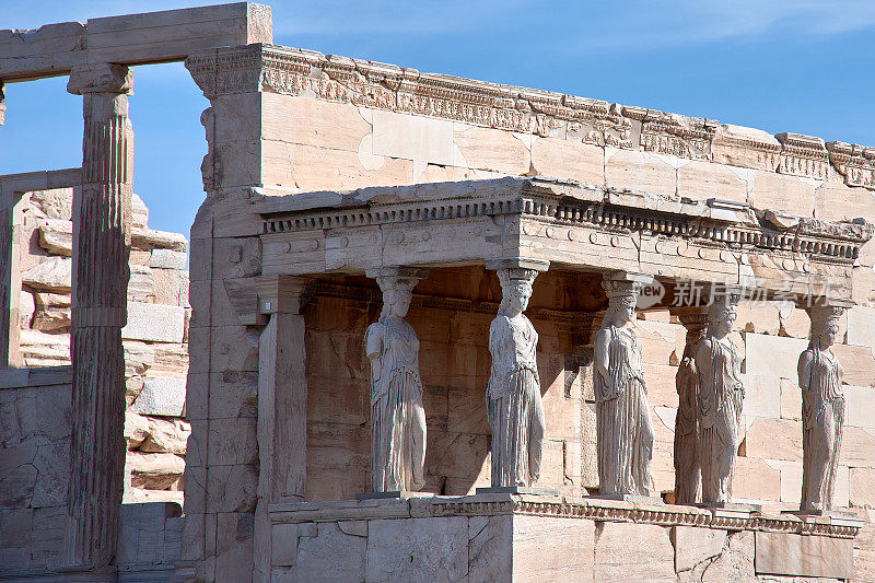 位于希腊阿提卡的雅典卫城北侧的古希腊神庙埃瑞克提姆的女像柱
