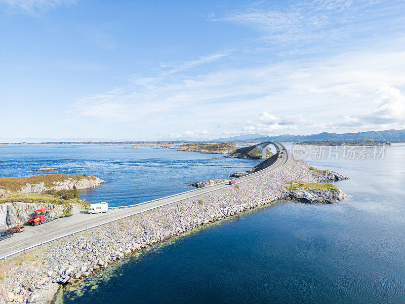 鸟瞰挪威海上令人惊叹的桥梁道路和小岛