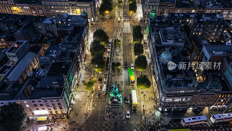 奥康奈尔街的奥康奈尔纪念碑夜景，都柏林城市夜景