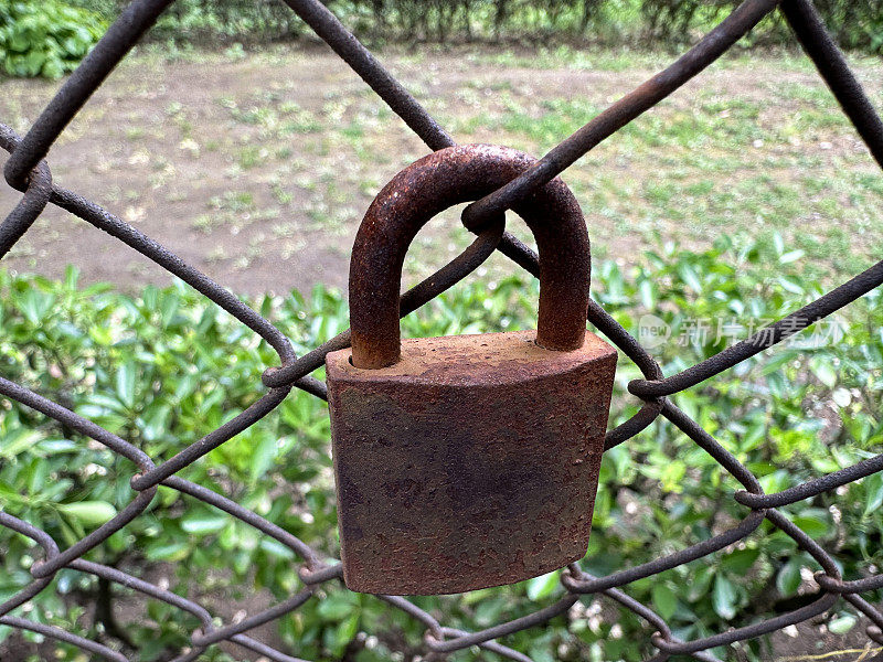 铁链栅栏上生锈的旧挂锁