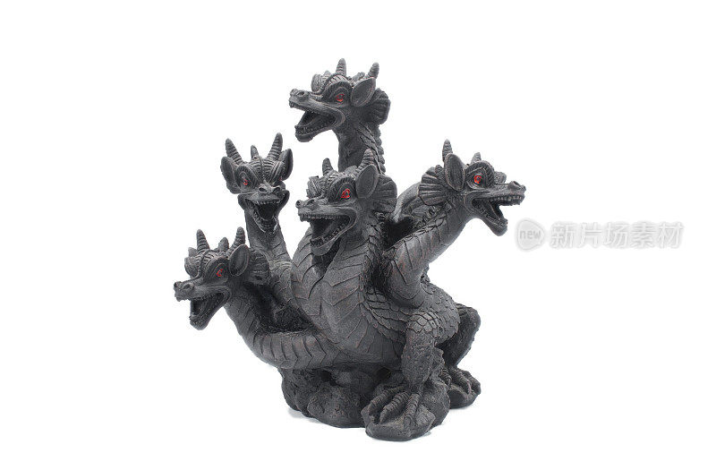 3d模型假黑色5五头龙雕像在罢工姿势由石膏或混凝土神话蛇，不是真实的。万圣节可怕的幽灵概念装饰。隔离在白色背景上