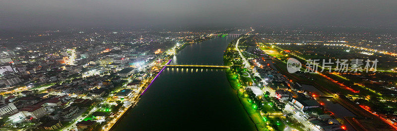 顺化市夜景鸟瞰图，顺化是越南非常著名的旅游胜地