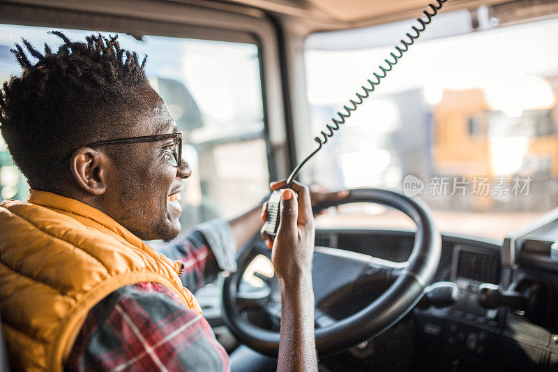一名男性卡车司机正在通过民用无线电通话