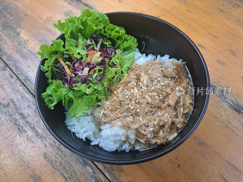 鸡饭碗照烧-烤鸡片，配上蒸饭和照烧酱。食品菜单。