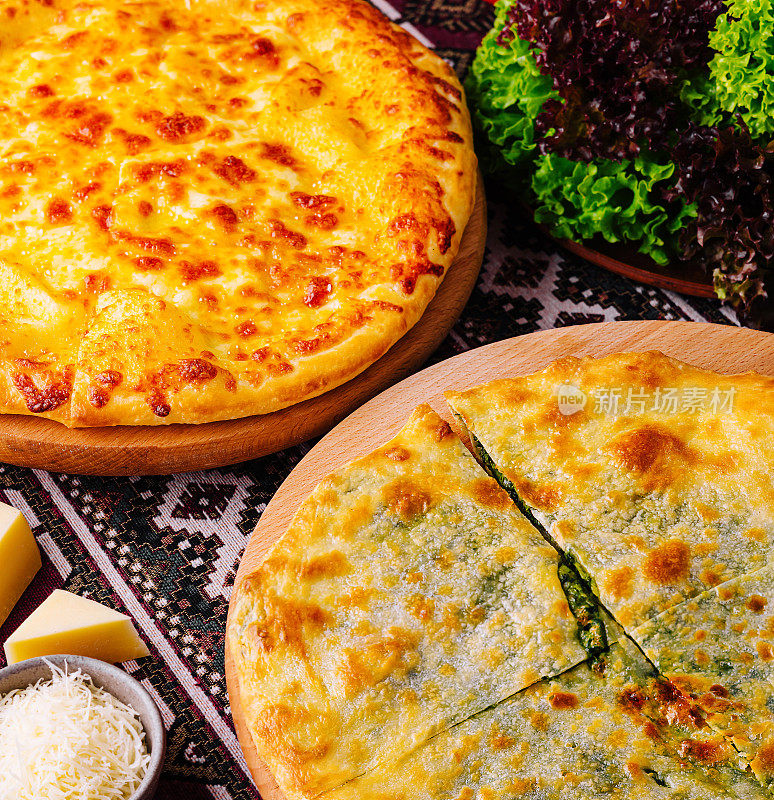 美味的奶酪披萨或khachhapuri在质朴的餐桌设置