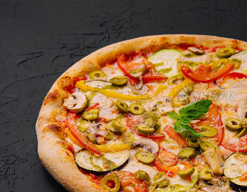 新鲜出炉的蔬菜披萨，黑色背景