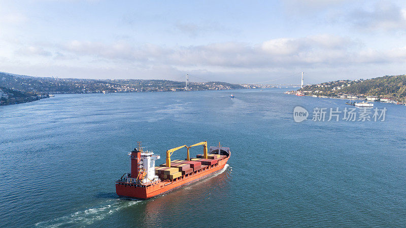 运输中的杂货船鸟瞰图。伊斯坦布尔海峡。