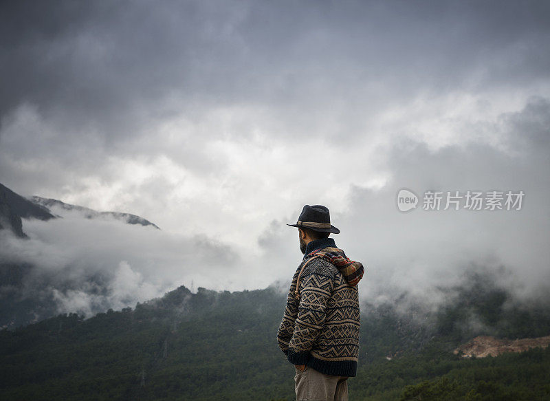 人们喜欢在山上旅行