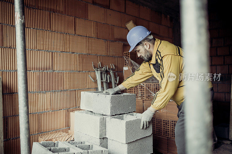 建筑工地上的建筑工人