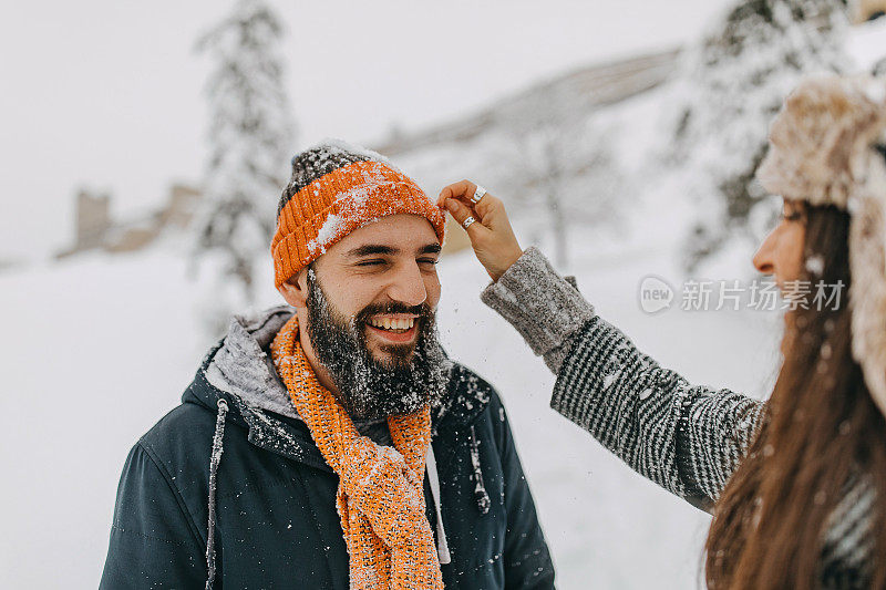 夫妇俩在雪中玩耍