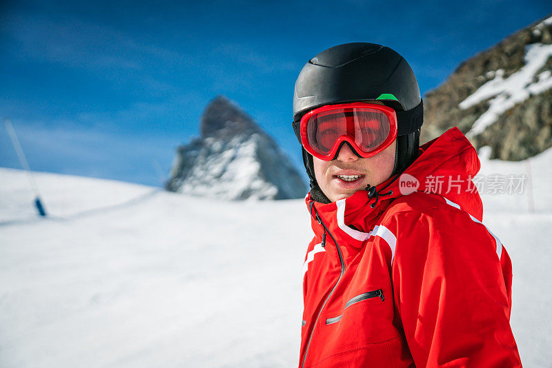 瑞士策马特，年轻的滑雪者在马特洪峰下摆姿势