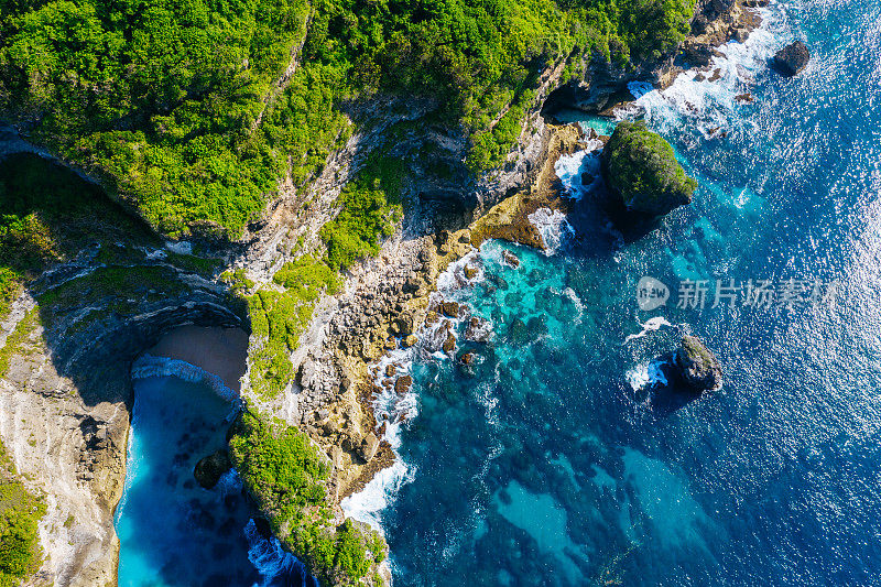 蓝色的海洋和悬崖。从上面看巴厘岛海岸。空中无人机拍摄。