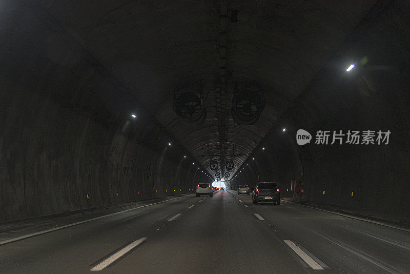 隧道上的道路与汽车交通