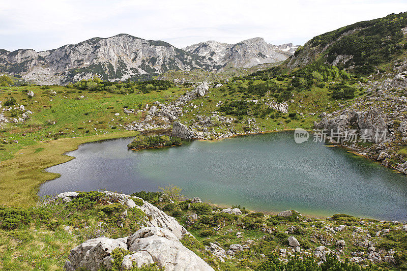 美丽的黑湖在特雷斯卡维卡山-波斯尼亚和黑塞哥维那