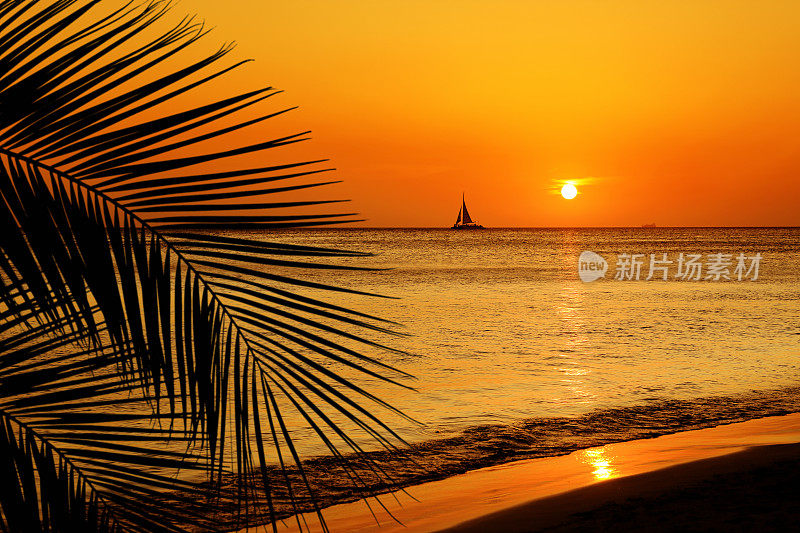 日落天空上的帆船，橙色的闪亮海景