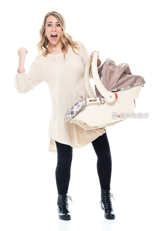 单身母亲穿着一件带有婴儿汽车座椅的毛衣-拳头泵