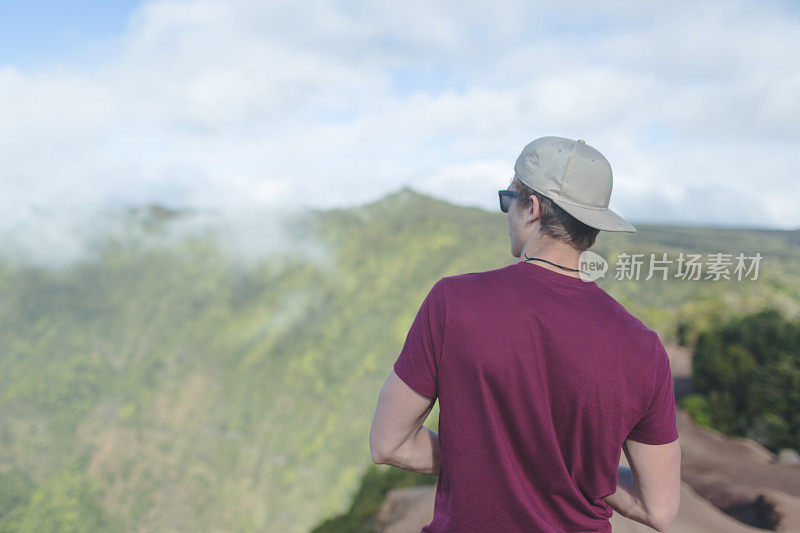 在夏威夷山区徒步旅行的男性