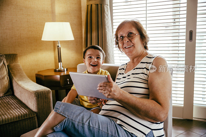 祖母和孙子在用数码平板电脑