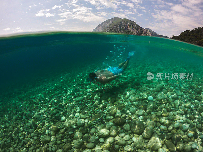 自由潜水的年轻人在水下游泳