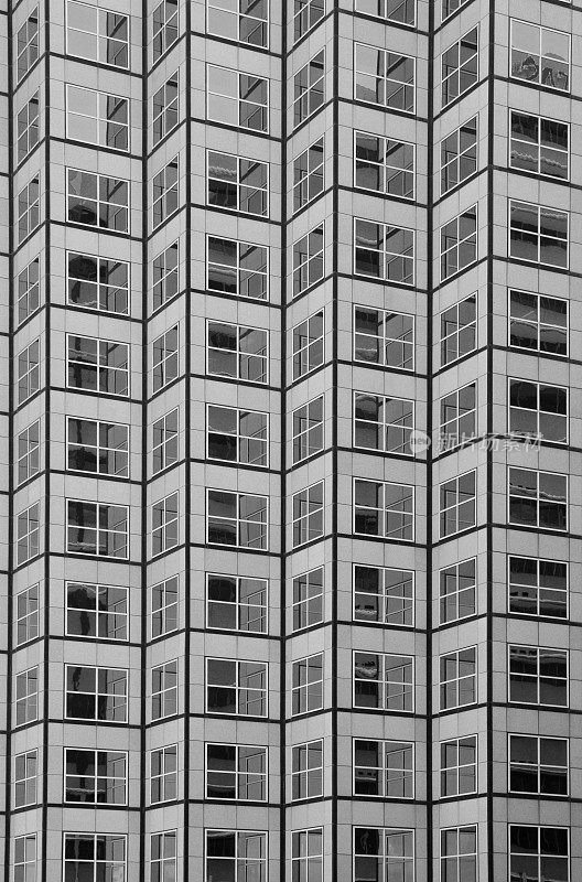 办公大楼窗户的建筑细节用黑色和白色捕捉