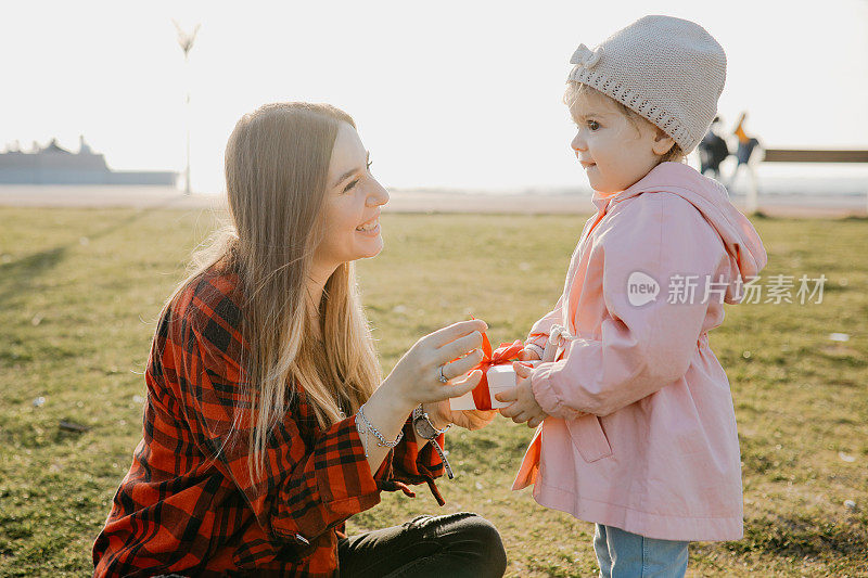 母亲和女儿在大自然中度过了美好的时光