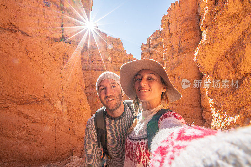 一对情侣在美国犹他州的布莱斯峡谷自拍，人们在探索大自然。年轻人徒步旅行