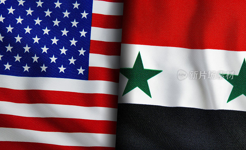 美国和叙利亚国旗并排站立