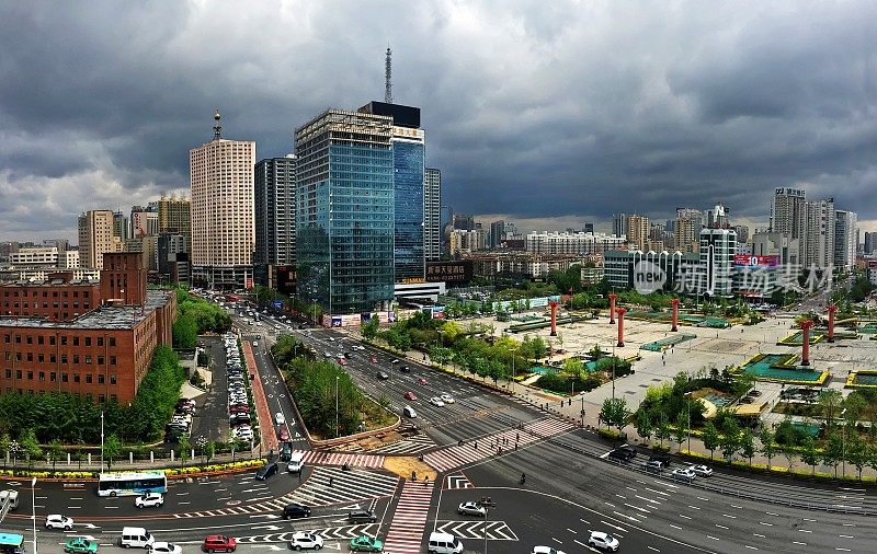 乌云密布的天空下，中国辽宁沈阳市中心的高峰时刻