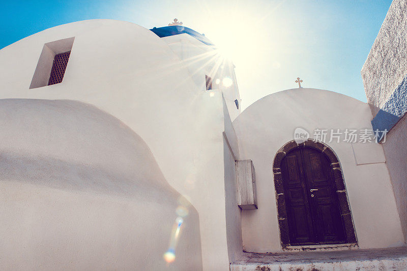 希腊圣托里尼岛美丽小教堂的大门