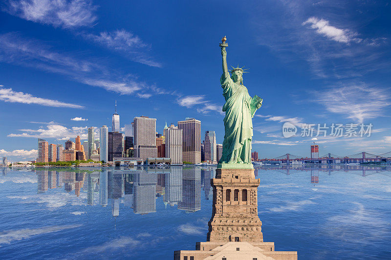自由女神像和纽约城市天际线与曼哈顿金融区和世界贸易中心反映在纽约港，纽约，美国。