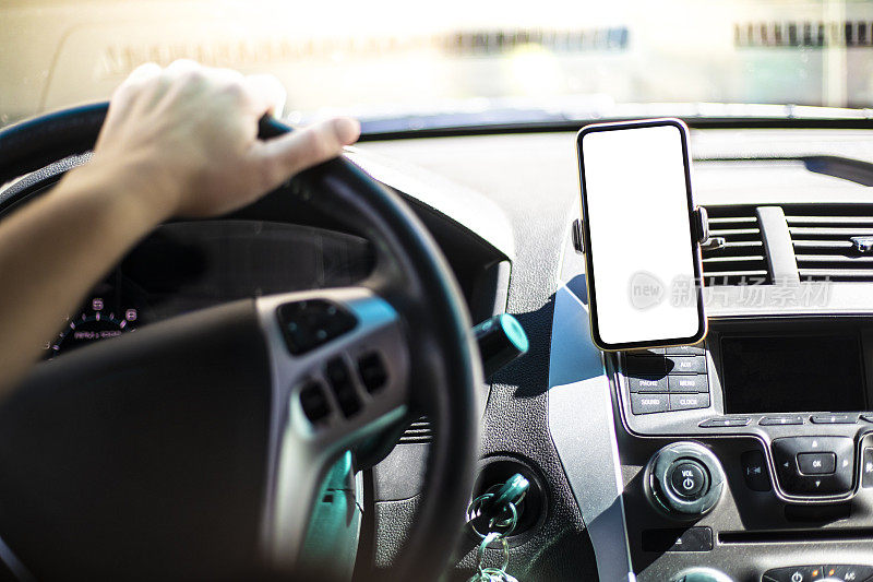 在汽车里使用免提智能手机