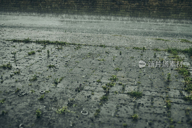 英格兰西北部夏季雷雨期间乡村道路上的暴雨。