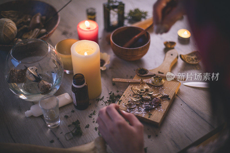 女人制作天然化妆品，俯视图